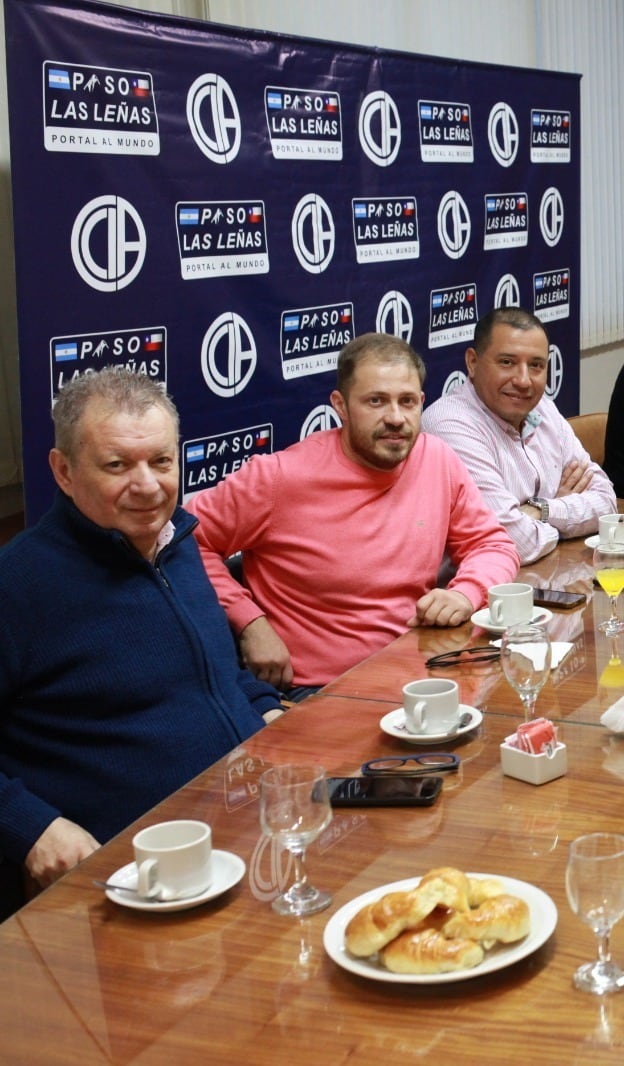 Eduardo López (centro) junto a dirigentes de la Cámara de Comercio de San Rafael.