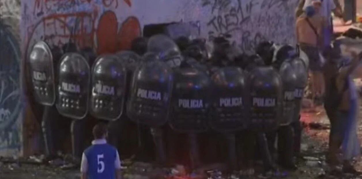 Disturbios en el Obelisco, la policía se enfrenta ante hinchas violentos.