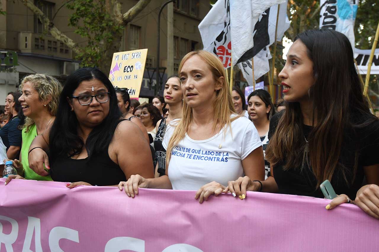 Marcha 8 M en conmemoración del día internacional de la mujer. Miles de mujeres caminaron por las calles de la Ciudad portando carteles, letreros, pancartas y banderas para hacer valer sus derechos
La Senadora Nacional Anabel Fernandez Sagasti estuvo presnete en la marcha
Foto:José Gutierrez / Los Andes 