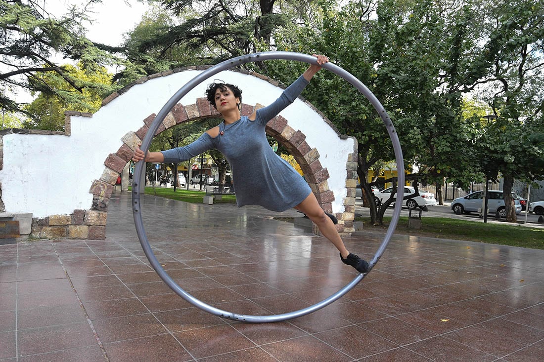 21 de abril 2022 Carla Masignani (Conocida como Lolot), oriunda de General Rodríguez, Buenos Aires es una bailarina que se especializa en la Rueda Cyr. Esta disciplina es una mezcla entre baile y circo. El artista de la rueda Cyr o Cyr Wheel fusiona acrobacia con la danza. Junto a su compañero de baile Martín Sardi trabajan en proyectos vinculados al nuevo tango. 
Foto: Marcelo Rolland / Los Andes