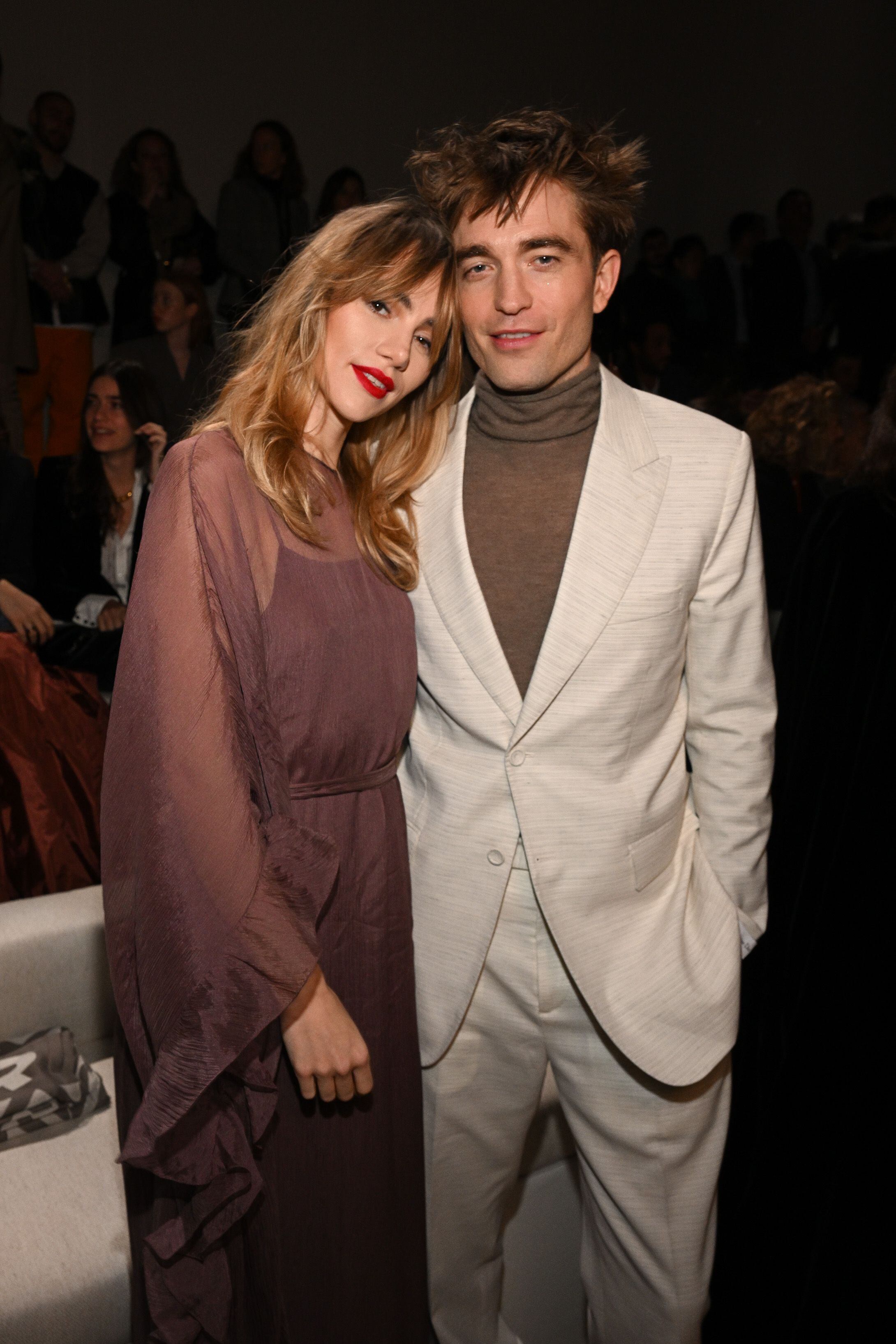 Robert Pattinson y Suki Waterhouse.