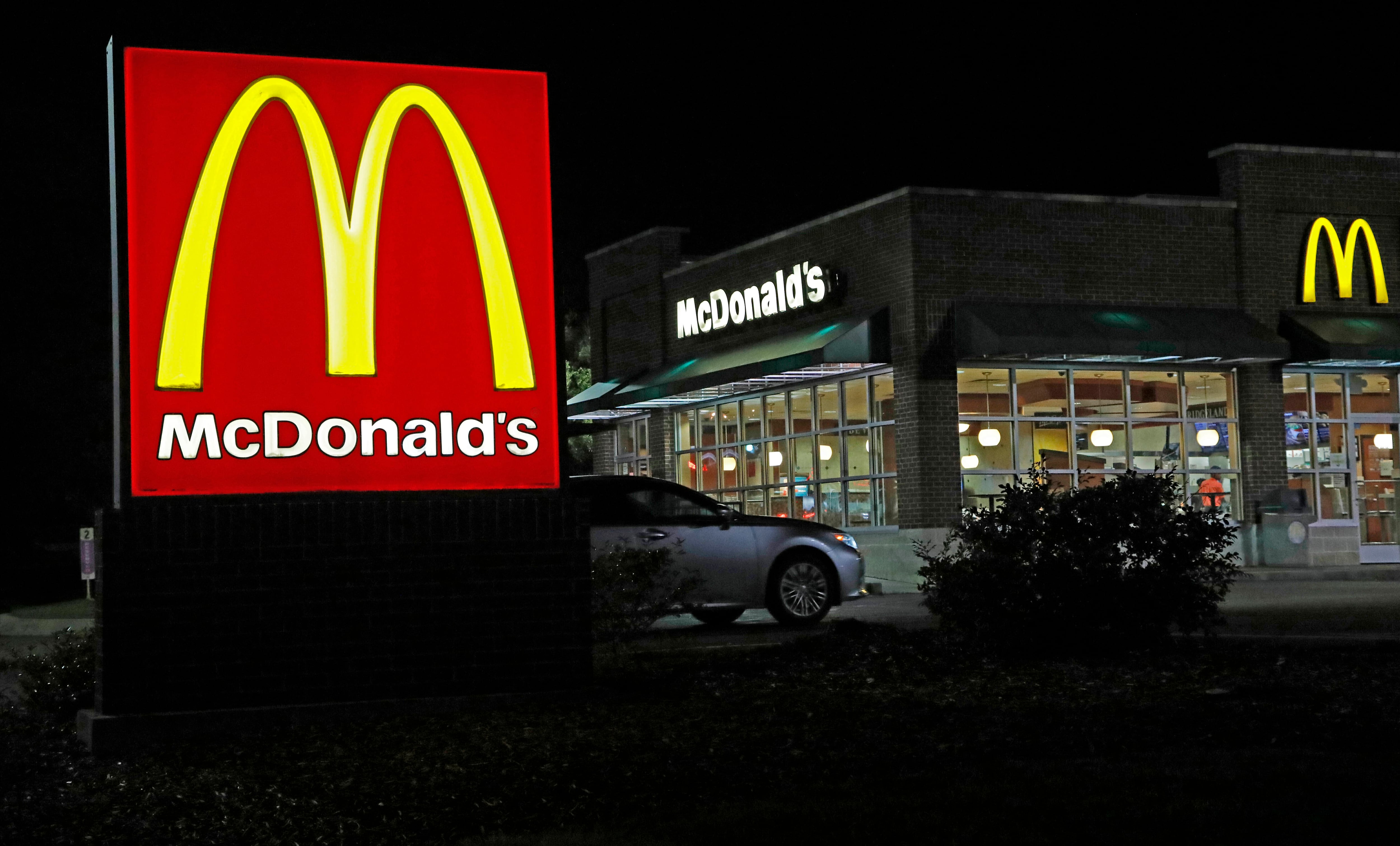 ARCHIVO - Imagen de un restaurante McDonald's. (AP Foto/Rogelio V. Solis, Archivo)