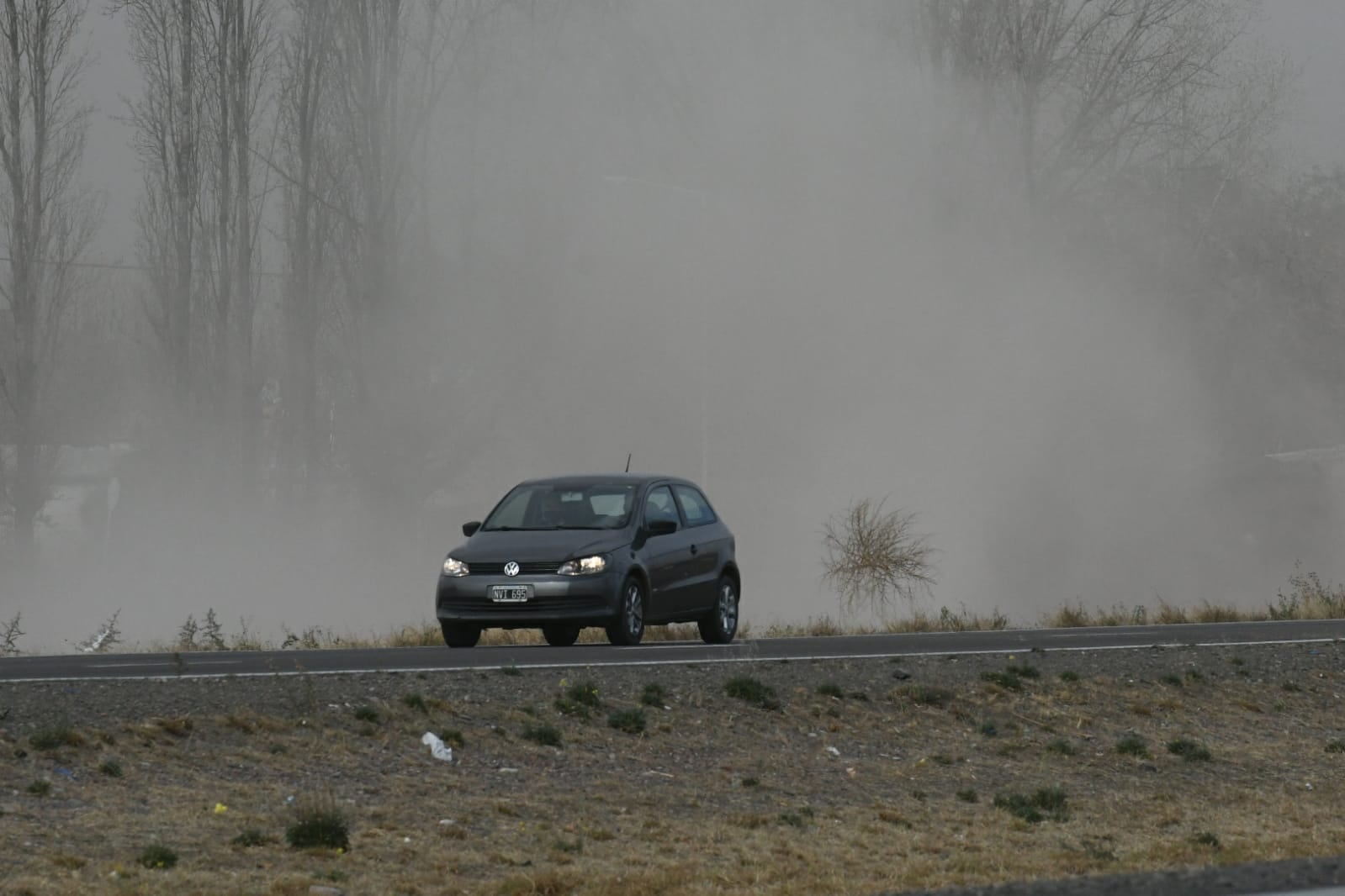 Las nubes de polvo invadieron rutas y calles de Mendoza.