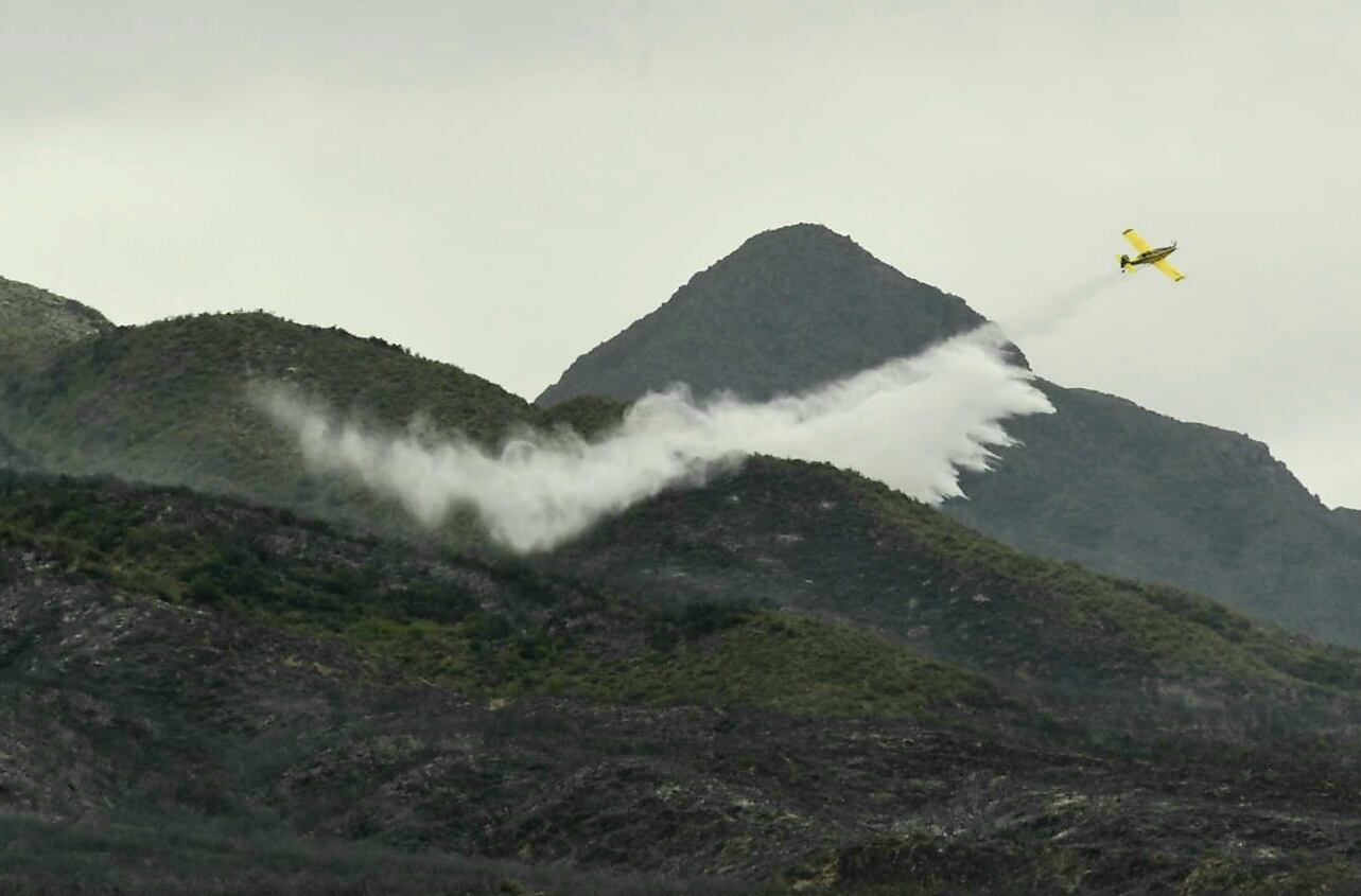 Trabajo de bomberos, brigadistas y policías para controlar los incendios en el piedemonte de Mendoza (Orlando Pelichotti / Los Andes)