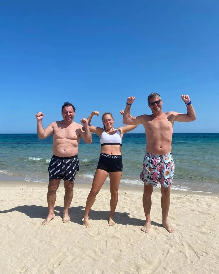 Bejlek junto a su padre y su entrenador. Foto: IG / Sara Bejlek