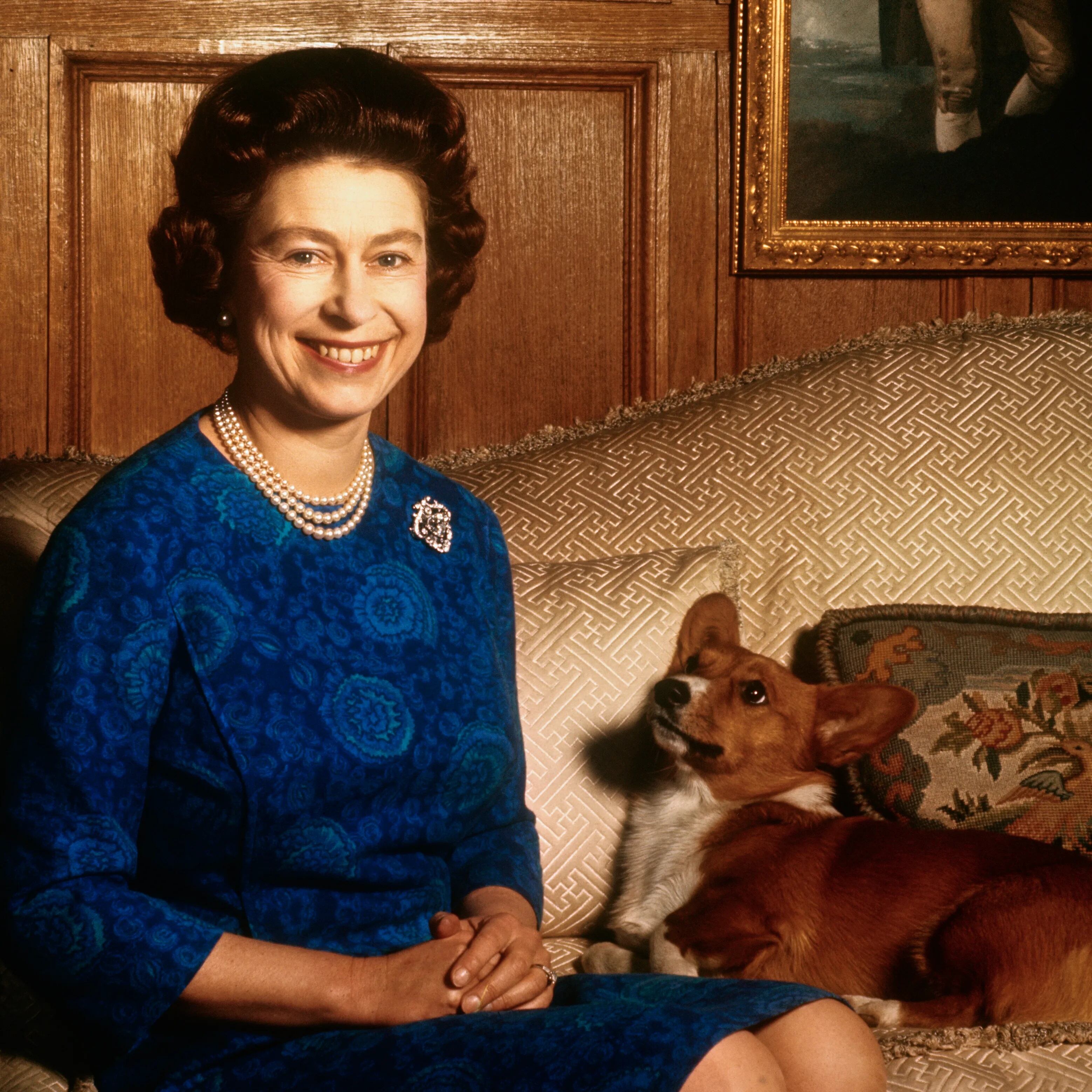 La reina Isabel II fue inmortalizada junto a sus perros en una estatua.