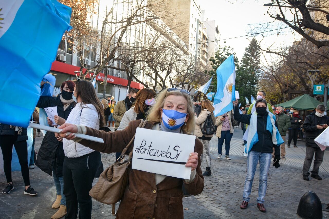 Cientos de mendocinos se congregaron en Peatonal y San Martín para reclamar por diversas consignas. /Nicolás Rios 