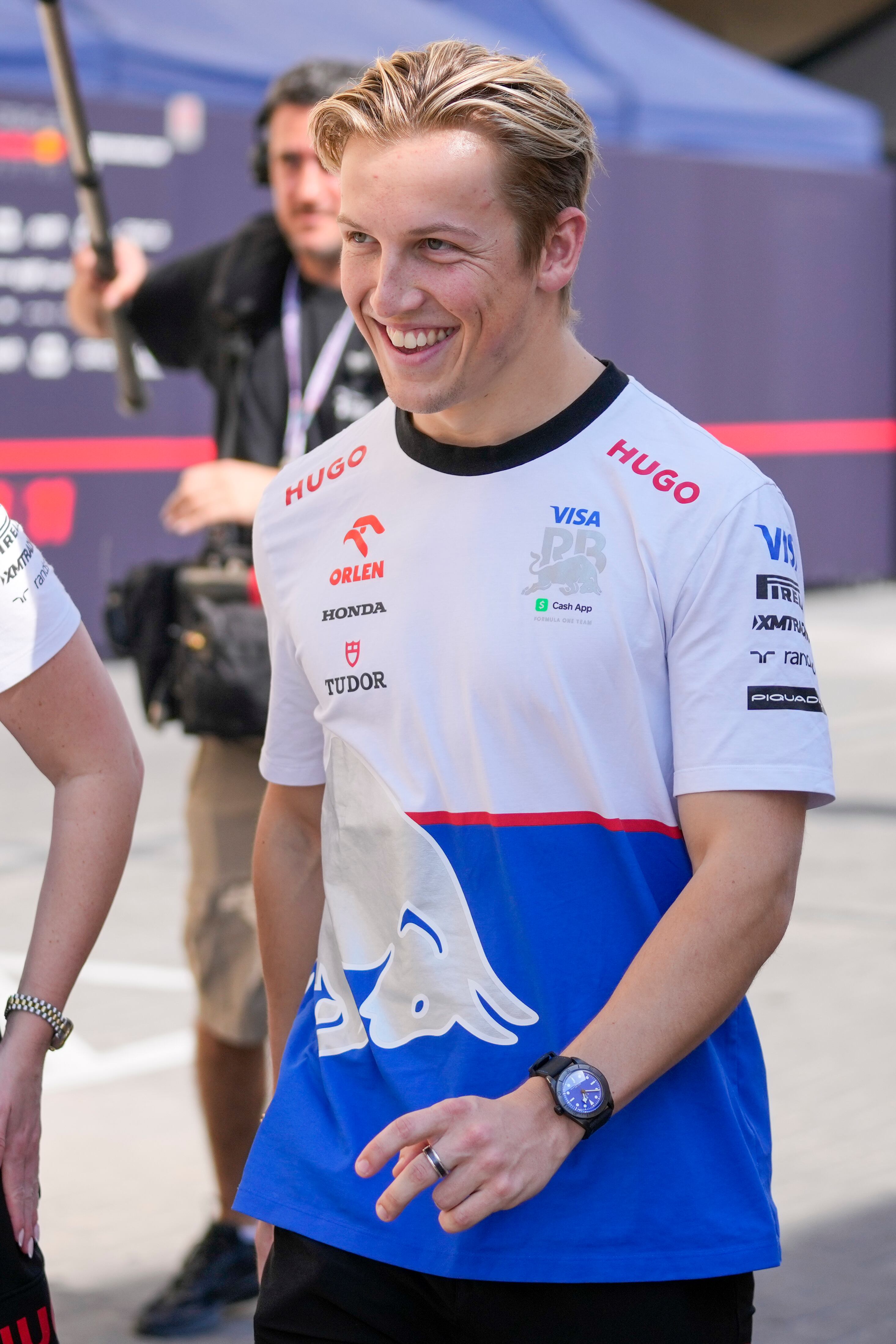 El neozelandés Liamo Lawson avanza por el paddock antes del Gran Premio de abu Dhabi, Emiratos Árabes Unidos, el jueves 5 de diciembre de 2024 (AP Foto/Darko Bandic)