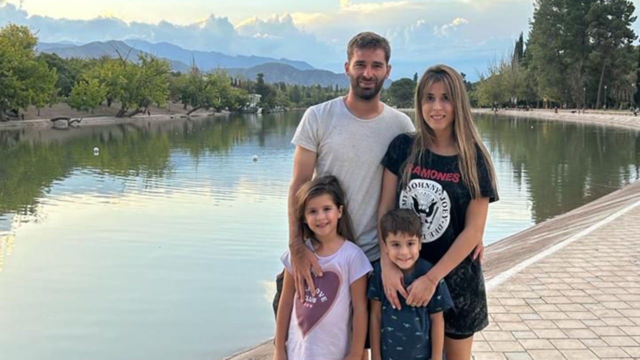 En familia. Diego junto a su mujer Jimena y sus pequeños hijos Luca y Sofía. Gentileza. 