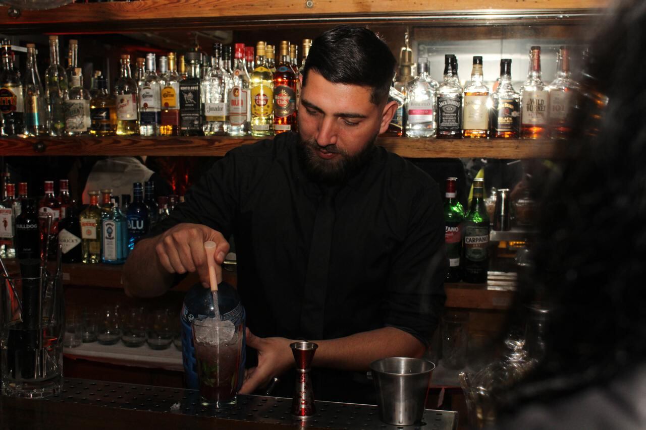 Kevin, bartender oficial de la barra de Gingger.