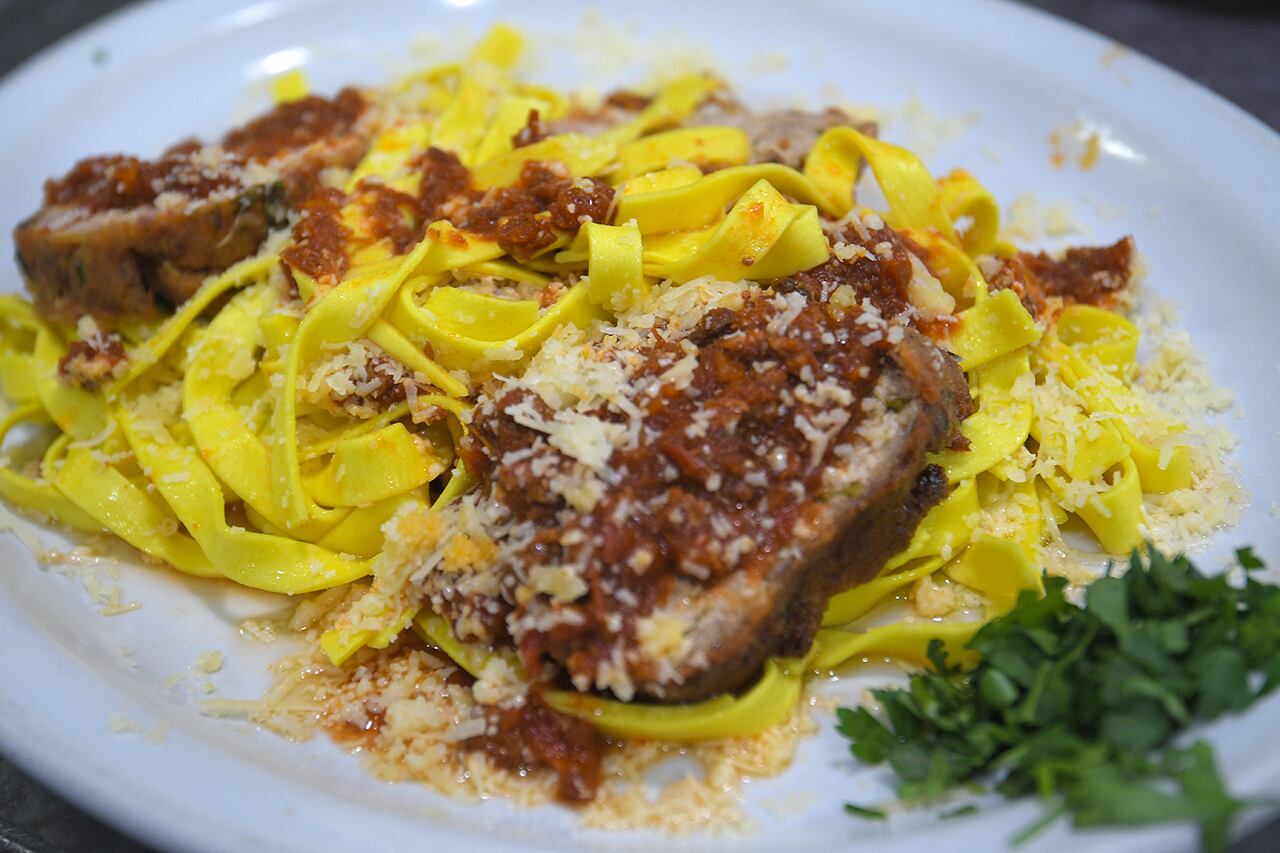 Teresa Barbera hace “polpettone”, el pastel de carne. Foto: Marcelo Rolland