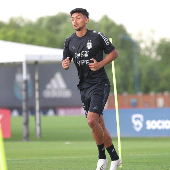 Cristian Medina entrenándose en la Selección