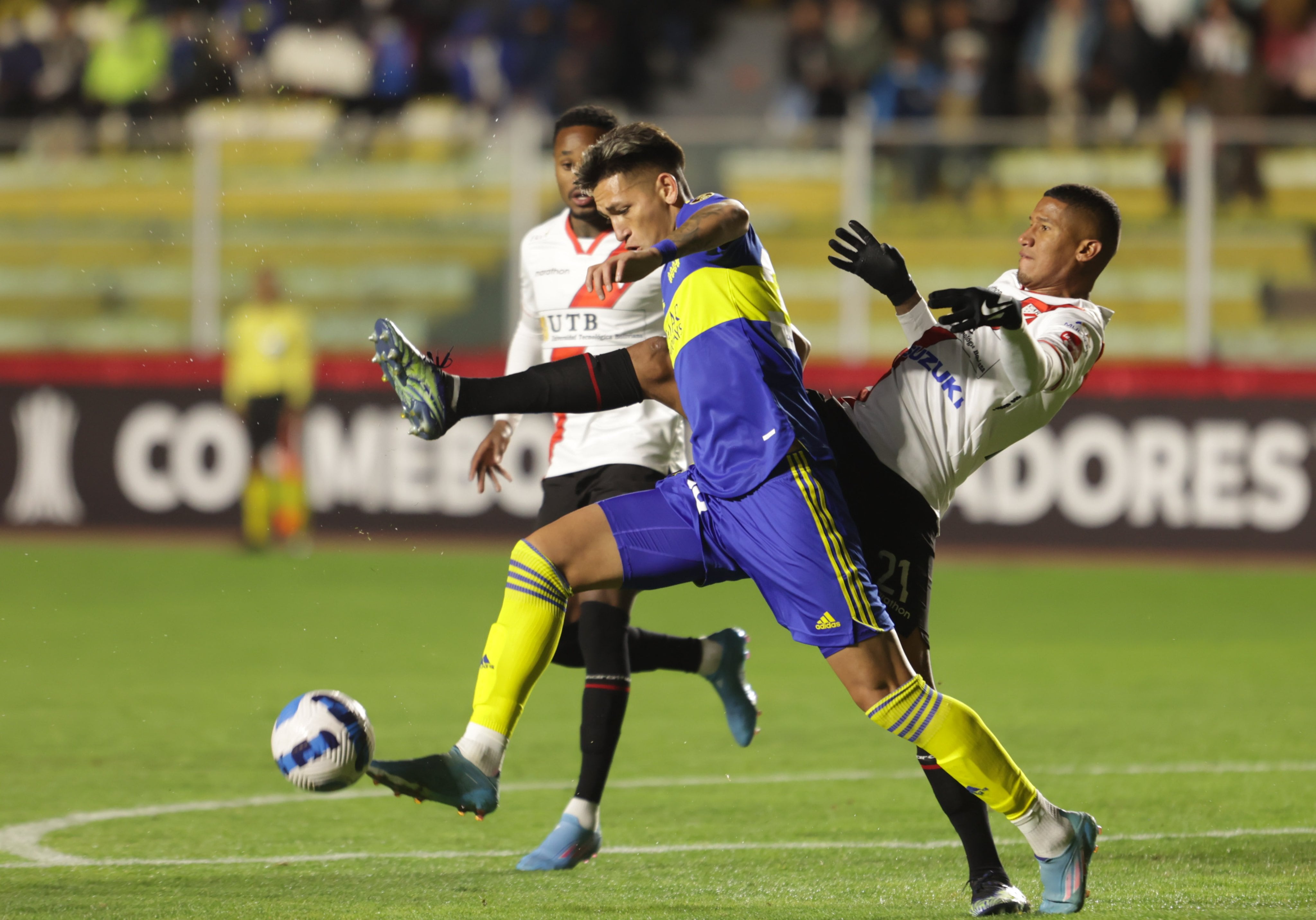 Boca vence a Always Ready por un penal con mucha polémica.