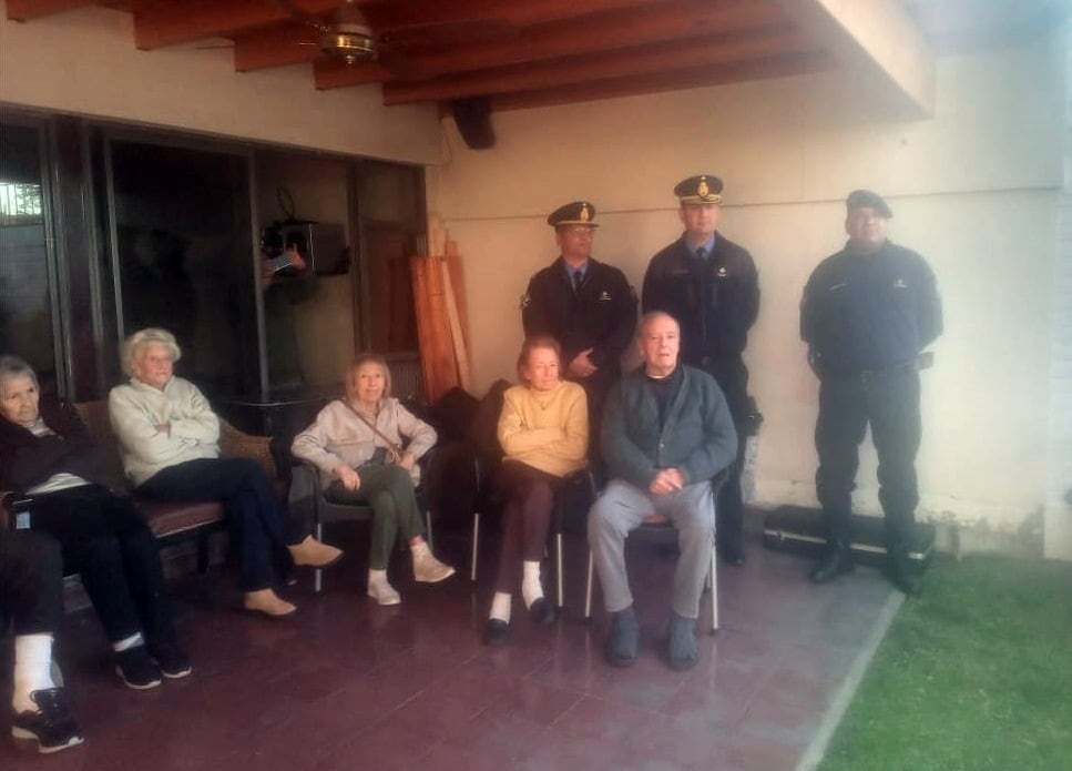 Policías celebraron el Día del Abuelo con ancianos de un hogar en Guaymallén