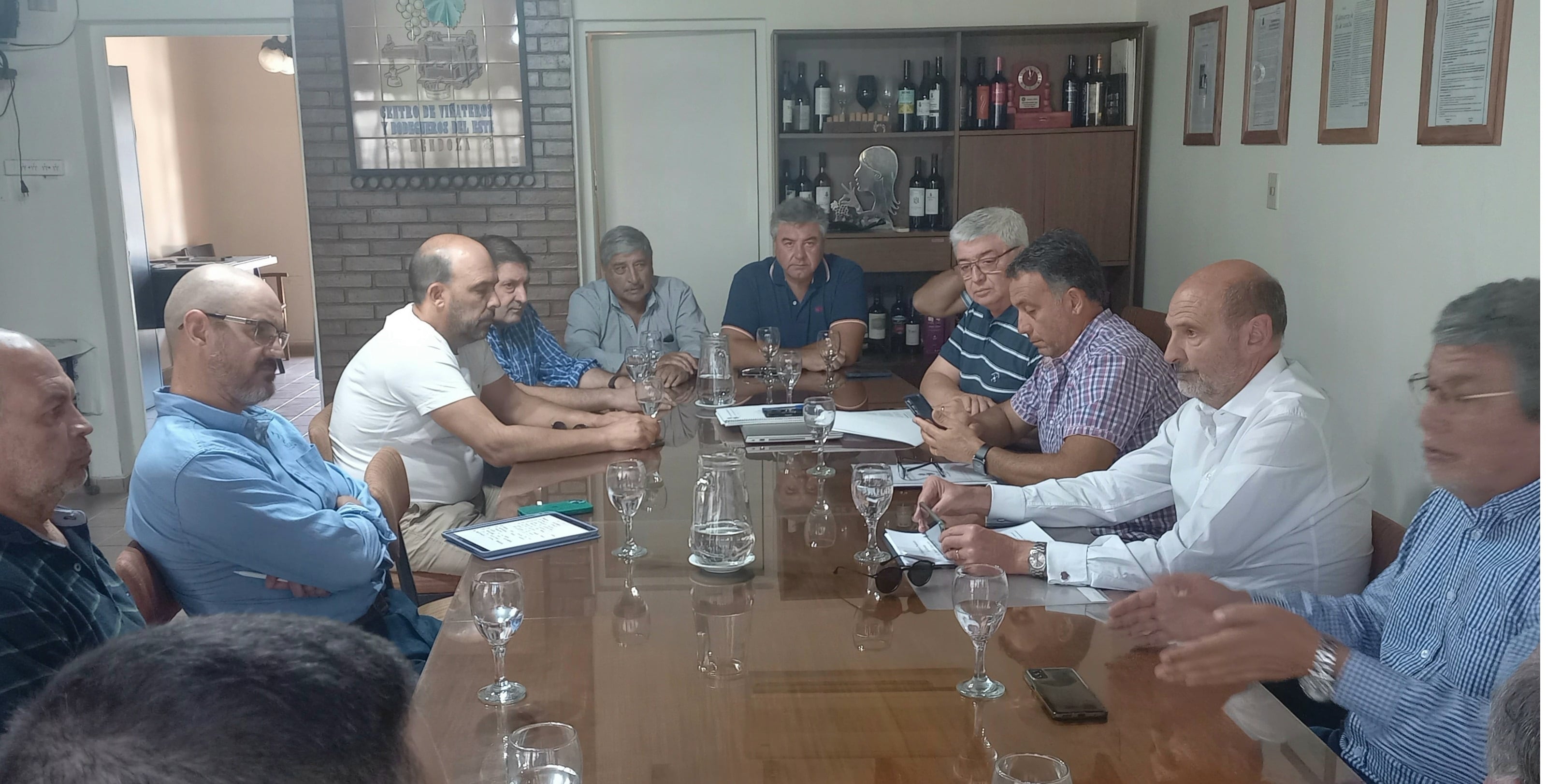 En la sede del Centro de Viñateros y Bodegueros del Este, se le entregóa al ministro de Producción, Rodolfo Vargas Arizu, un documento de 10 páginas en el que se tratan temas clave para el sector.