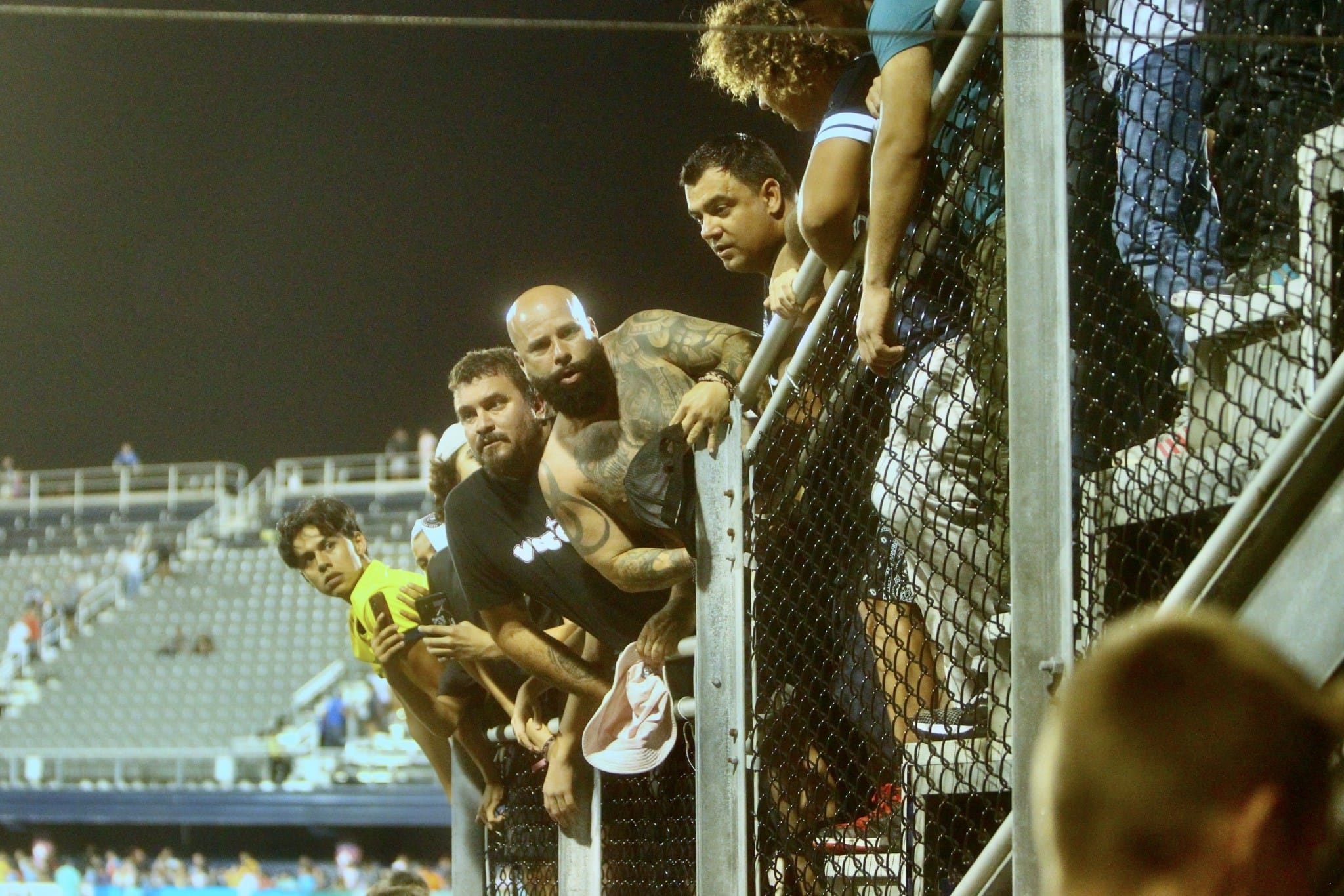 El equipo de EEUU que quiere a Messi sumó sus otros “refuerzos” celeste y blancos: hinchas argentinos enojados cantaron hits tribuneros durante un partido. Foto: Gentileza Nicolás Tapia.