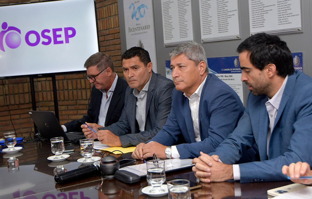 El titular de la Obra Social de los Empleados Públicos ( OSEP ), Carlos Funes junto al Ministro de Hacienda y Finanzas Victor Fayad esta mañana en el Anexo de la Legislatura Provincial, Cámara de Diputados
Foto: Orlando Pelichotti