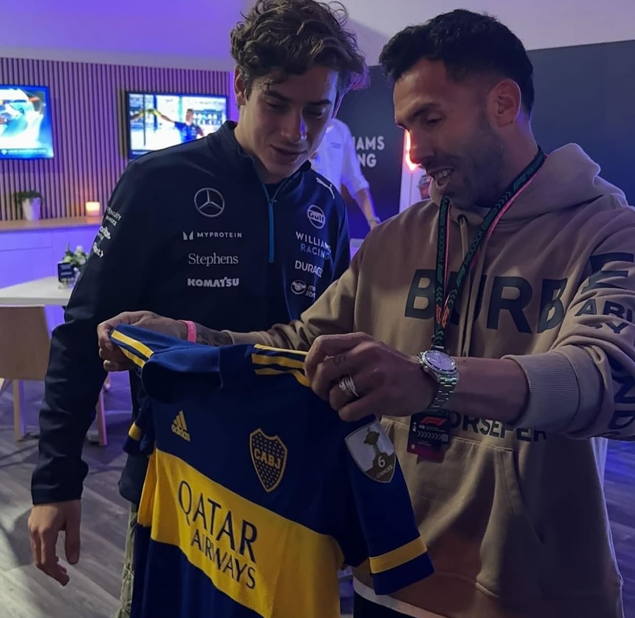 Carlos Tévez y Franco Colapinto en la previa al GP de Las Vegas