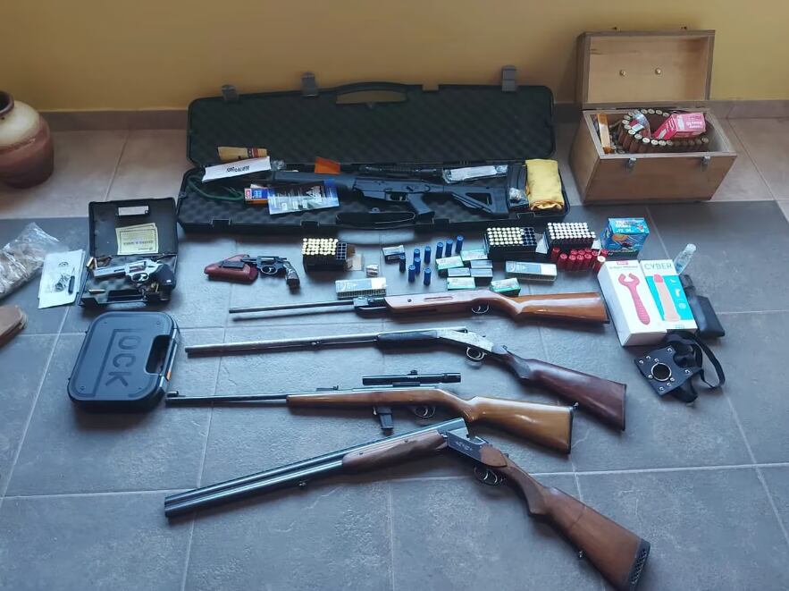 La Policía secuestró siete armas de la vivienda de la pareja. Foto: Policía de La Costa