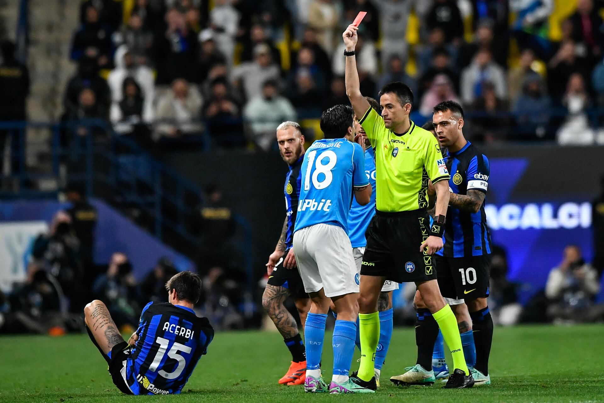 Riyadh (Saudi Arabia), 22/01/2024.- Giovanni Simeone of Napoli (C) receives red card during the Supercoppa Italiana, the Italian Super Cup, final match between SSC Napoli and Inter Milan, in Riyadh, Saudi Arabia, 22 January 2024. (Arabia Saudita) EFE/EPA/STRINGER
