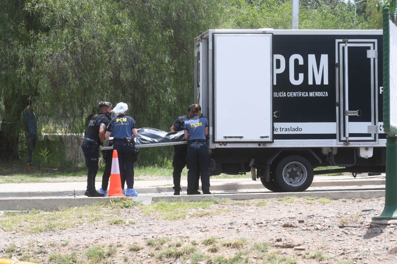 Esta mañana encontraron los restos de una persona debajo del Zanjón Frías, en Godoy Cruz. Foto: José Gutiérrez.