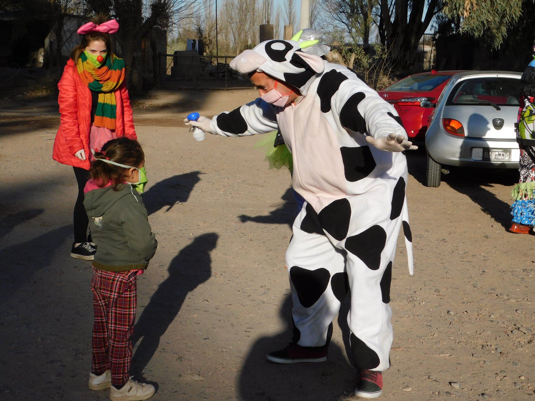 El legislador entretuvo a los niños con su disfraz. 