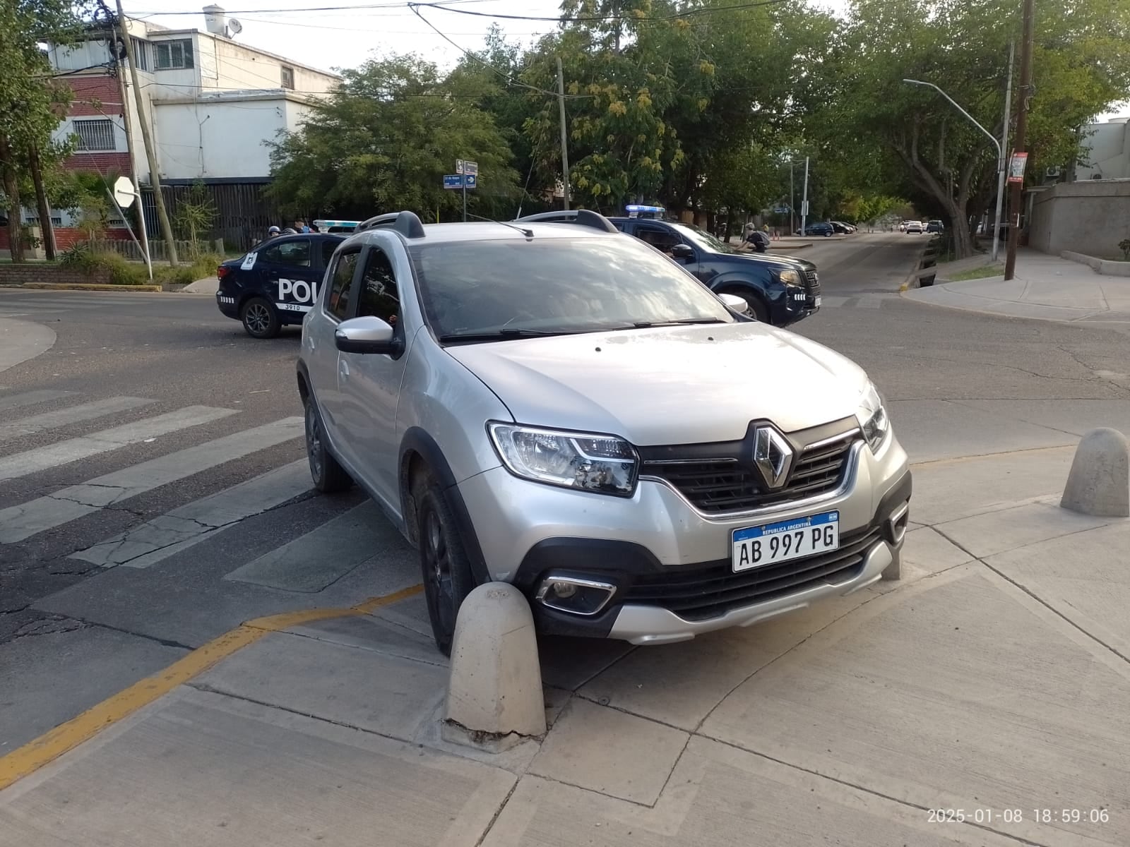 Dos sujetos ingresaron en una casa, fueron divisados por la Policía e intentaron escaparse. Foto: Ministerio de Seguridad.