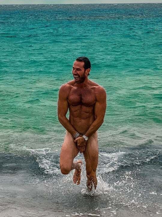 Sebastián Rulli posó desnudo en una playa paradisíaca para celebrar sus 47 años.