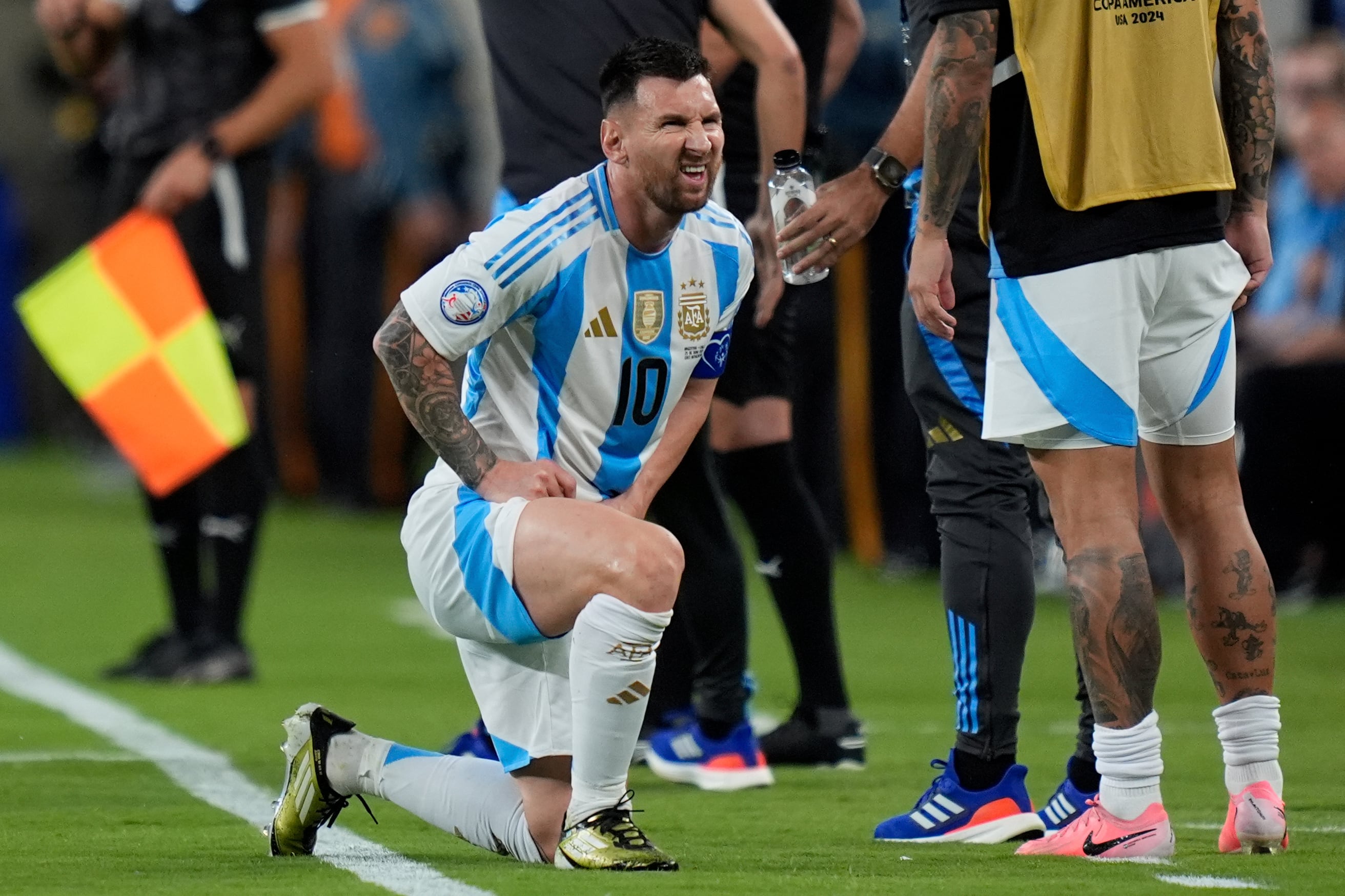 El delantero argentino Lionel Messi, molesto en el partido ante Chile (AP Foto/Julia Nikhinson)