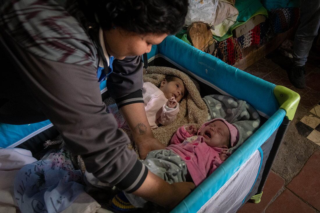 Lucía cobija a Helen Sofía y Amira Xaviera, sus pequeñas bebés, que comparten cuna en la precaria casa dentro de la cual la mamá no ceja en su sueño de seguir escribiendo.