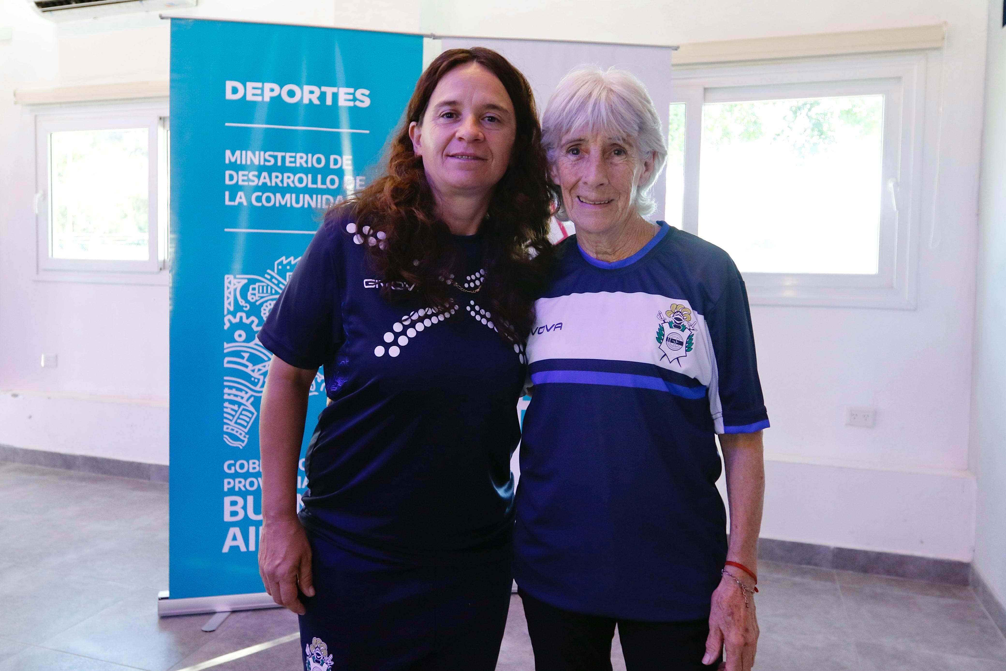 La mendocina y entrenadora de Gimnasia LP, Silvana Villalobos, junto a una de las Pionera e histórica jugadoras de la Selección Argentina del '71, Elba Selva, autora de los 4 goles a Inglaterra en el Mundial de México, en el Azteca.