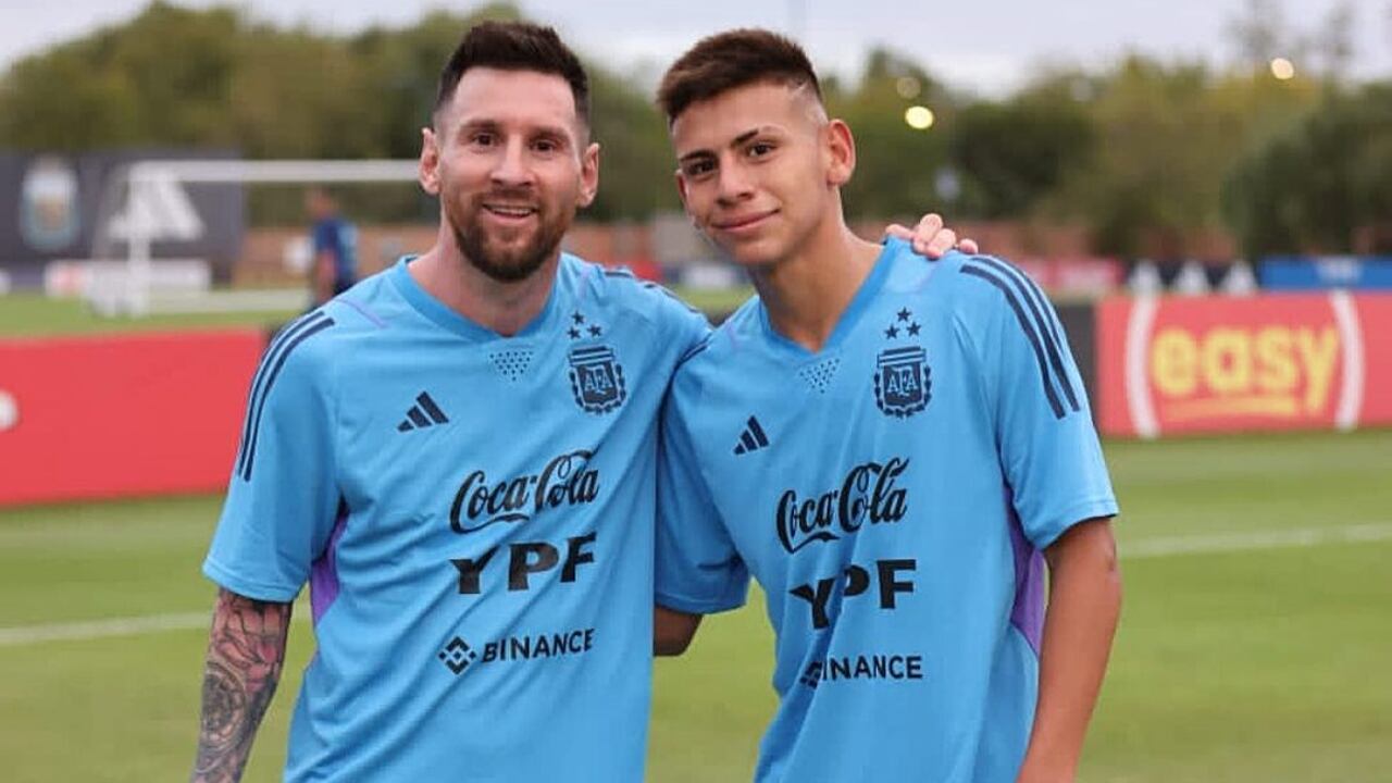 Lionel Messi y Claudio Echeverri, el futbolista chaqueño que juega como delantero en River.