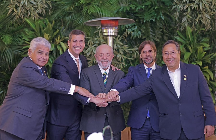 José Raúl Mulino, Presidente de Panamá, Santiago Peña, Presidente de Paraguay, Luiz Inácio Lula da Silva, Presidente de Brasil, Luis Lacalle Pou, Presidente de Uruguay, y Luis Arce, Presidente de Bolivia, juntos para una foto de grupo antes de la cumbre del Mercosur. Foto: X / @SantiPenap