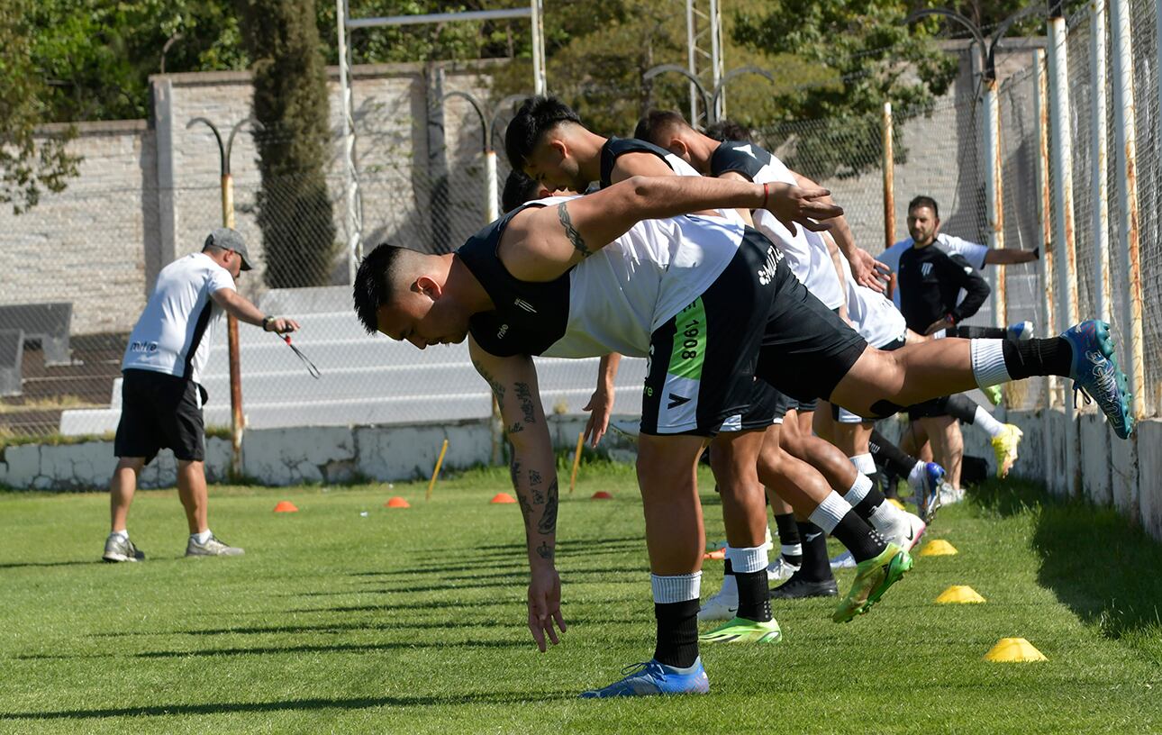 En primer plano, el defensor central Maximiliano Padilla, quien no viajaría a Carlos Casares, tras resentirse de una viejo desgarro durante el primer tiempo frente a Almagro. 

Foto: Orlando Pelichotti