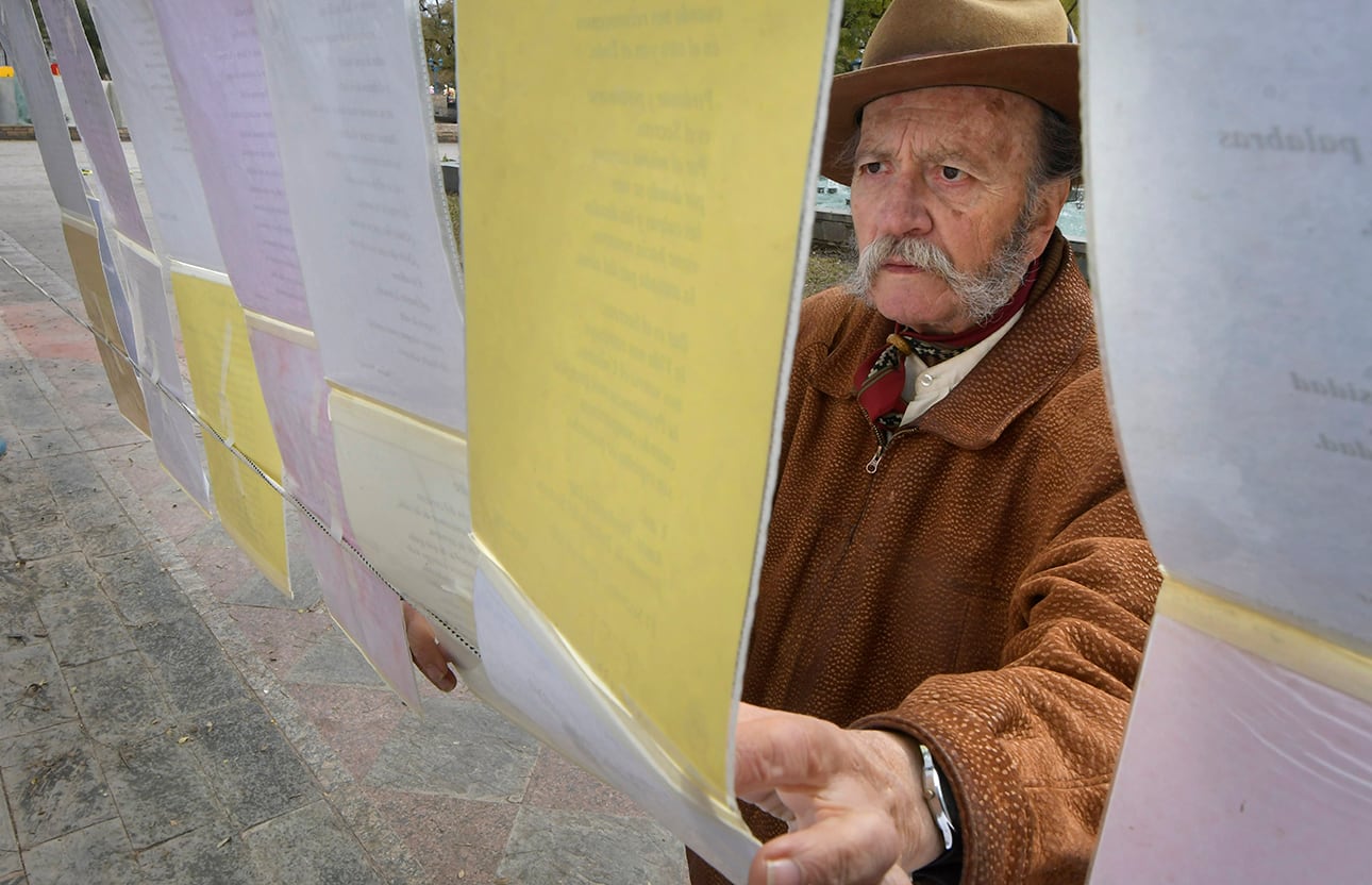 Santos Nahuel poeta de la Plaza Independencia.
 
Foto: Orlando Pelichotti 
