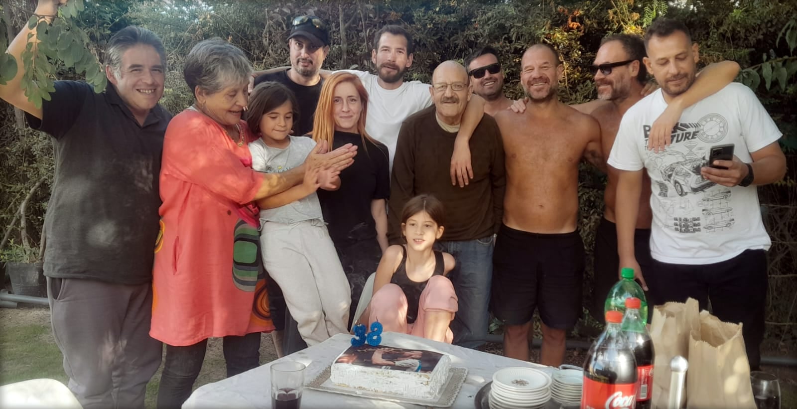 Familia. Charly, de gafas oscuras y su hermano Juan, a su lado, de traje de baño.