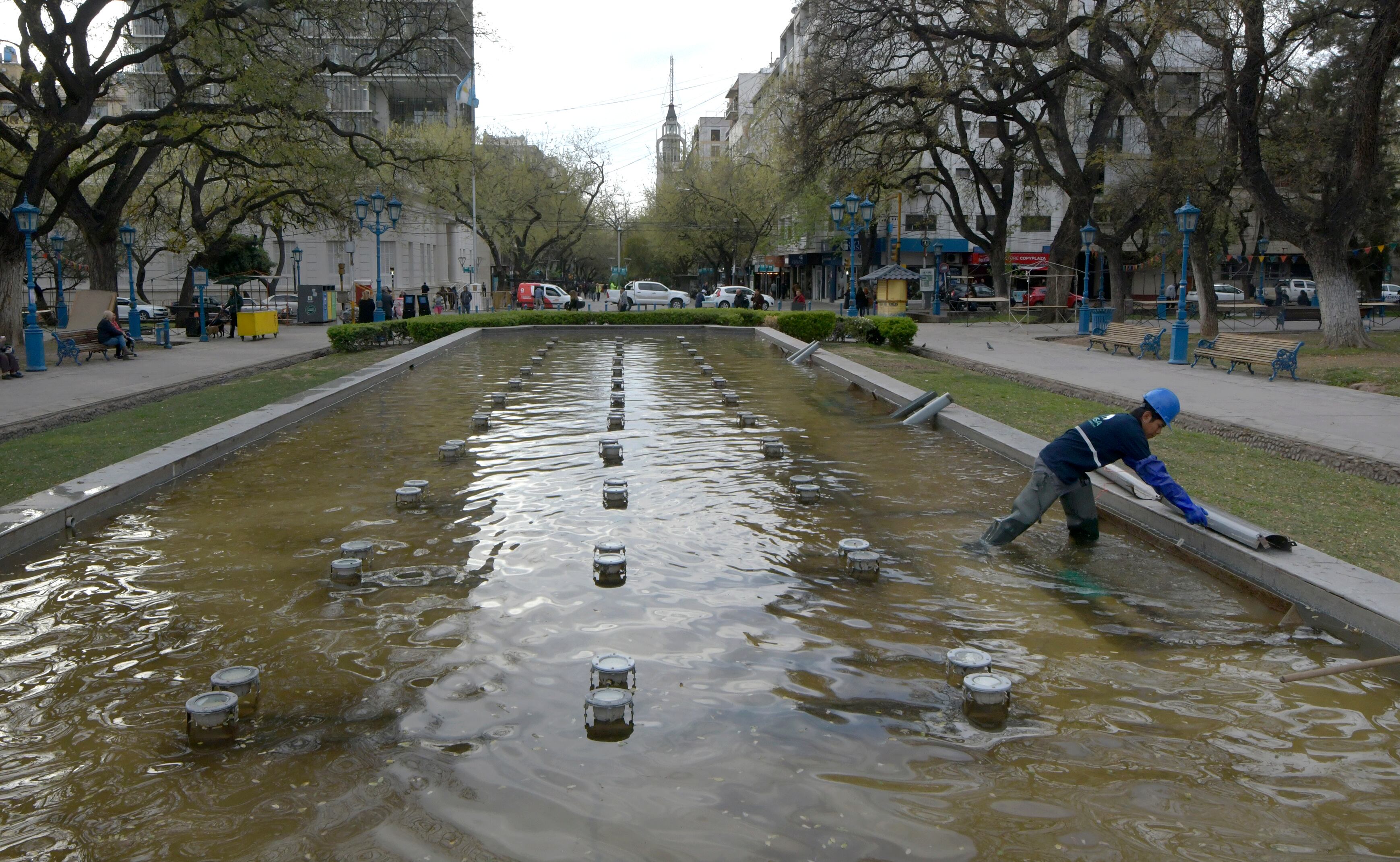 Mañana fría en el Gran Mendoza. El técnico Claudio Auzoategui, trabaja en el desagüe de la fuente en Plaza Independencia. Foto:  Orlando Pelichotti / Los Andes