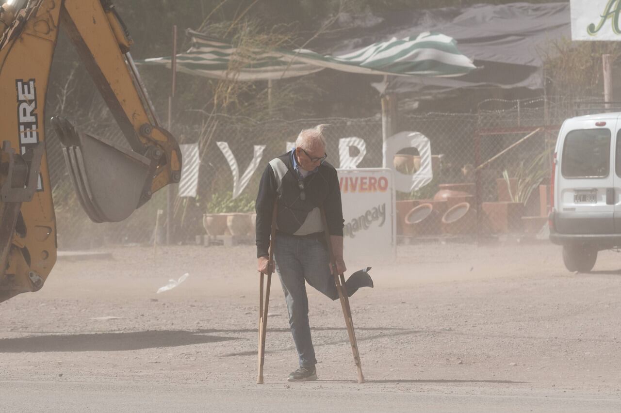 Viento Zonda en la zona de Chacras de Coria y Vuistalba de Luján de Cuyo.
Como ocurre siempre, la temperatura se eleva, la visibilidad disminuye notablemente.

Foto: Ignacio Blanco / Los Andes 