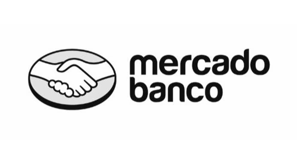 El logo de Mercado Banco en blanco y negro.