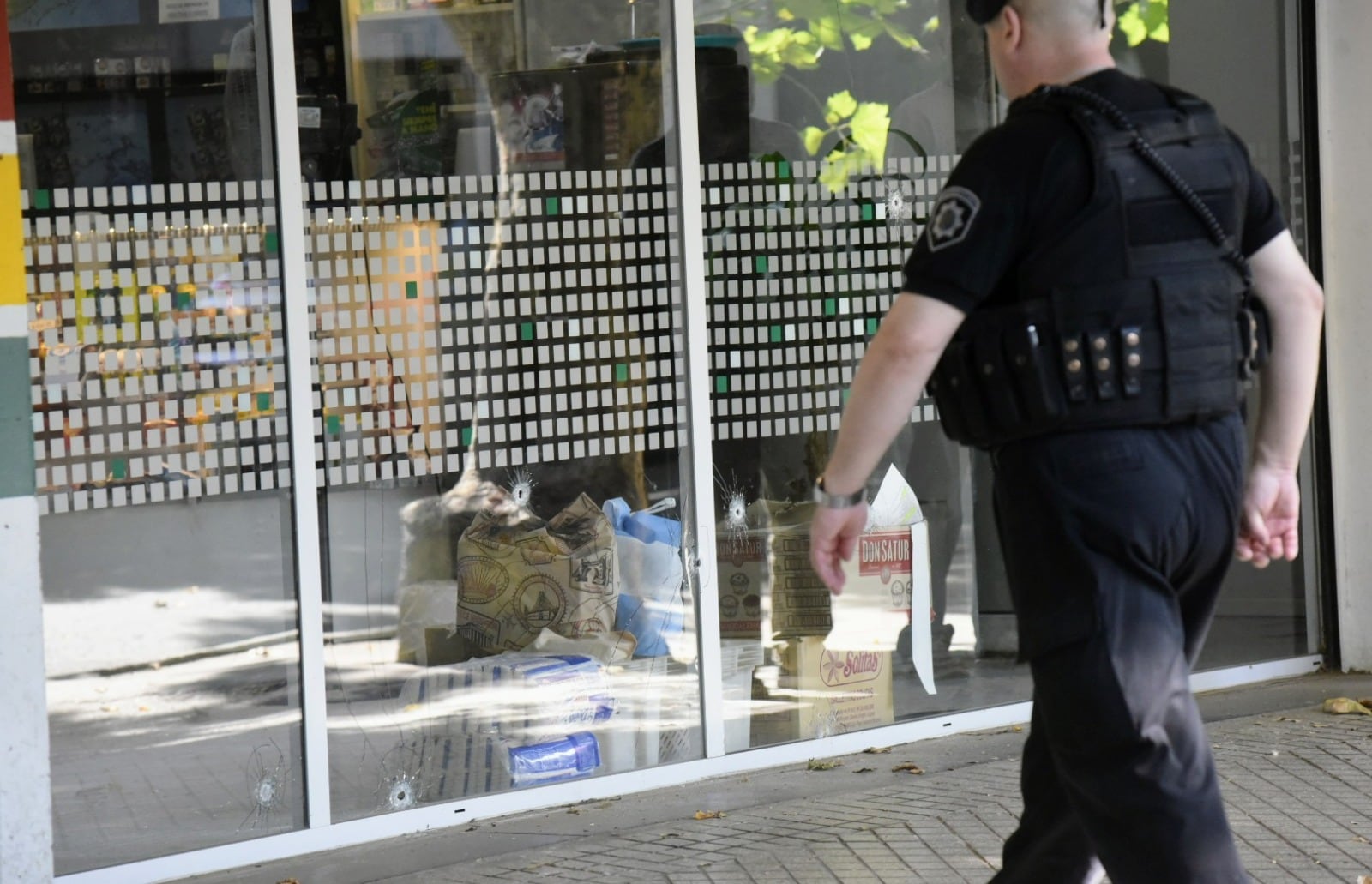 Así quedó el supermercado "Único" en Rosario, propiedad de la familia de Antonela Roccuzzo. Fue baleado 14 veces. Además, los delincuentes dejaron un mensaje mafioso para Lionel Messi. (Foto: Clarín)