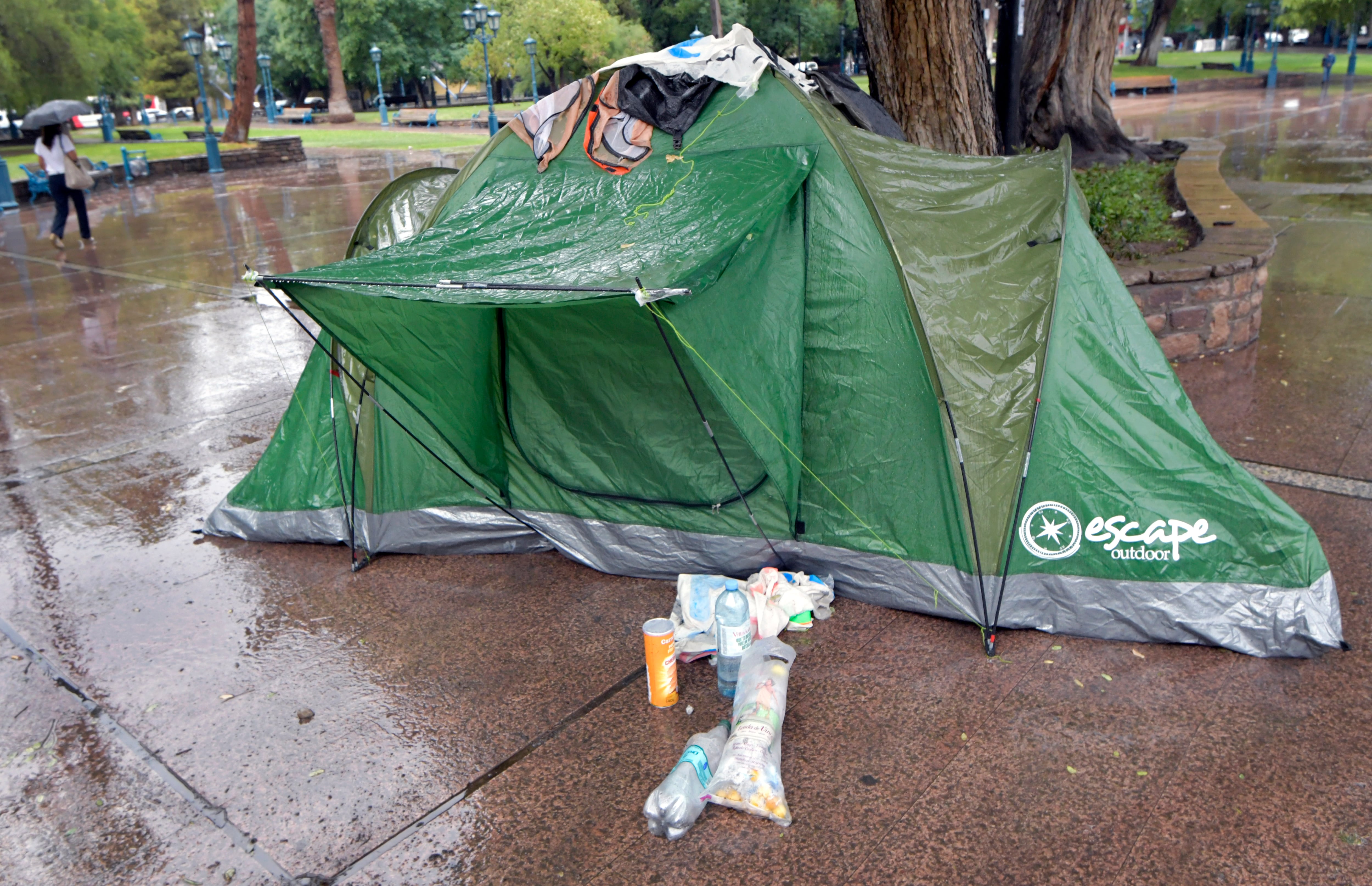 Por las lluvias de esta madrugada y mañana, hubo ramas, árboles caídos y hasta un techo derrumbado. En la Plaza Independencia se armaron dos carpas. Foto: Orlando Pelichotti / Los Andes.