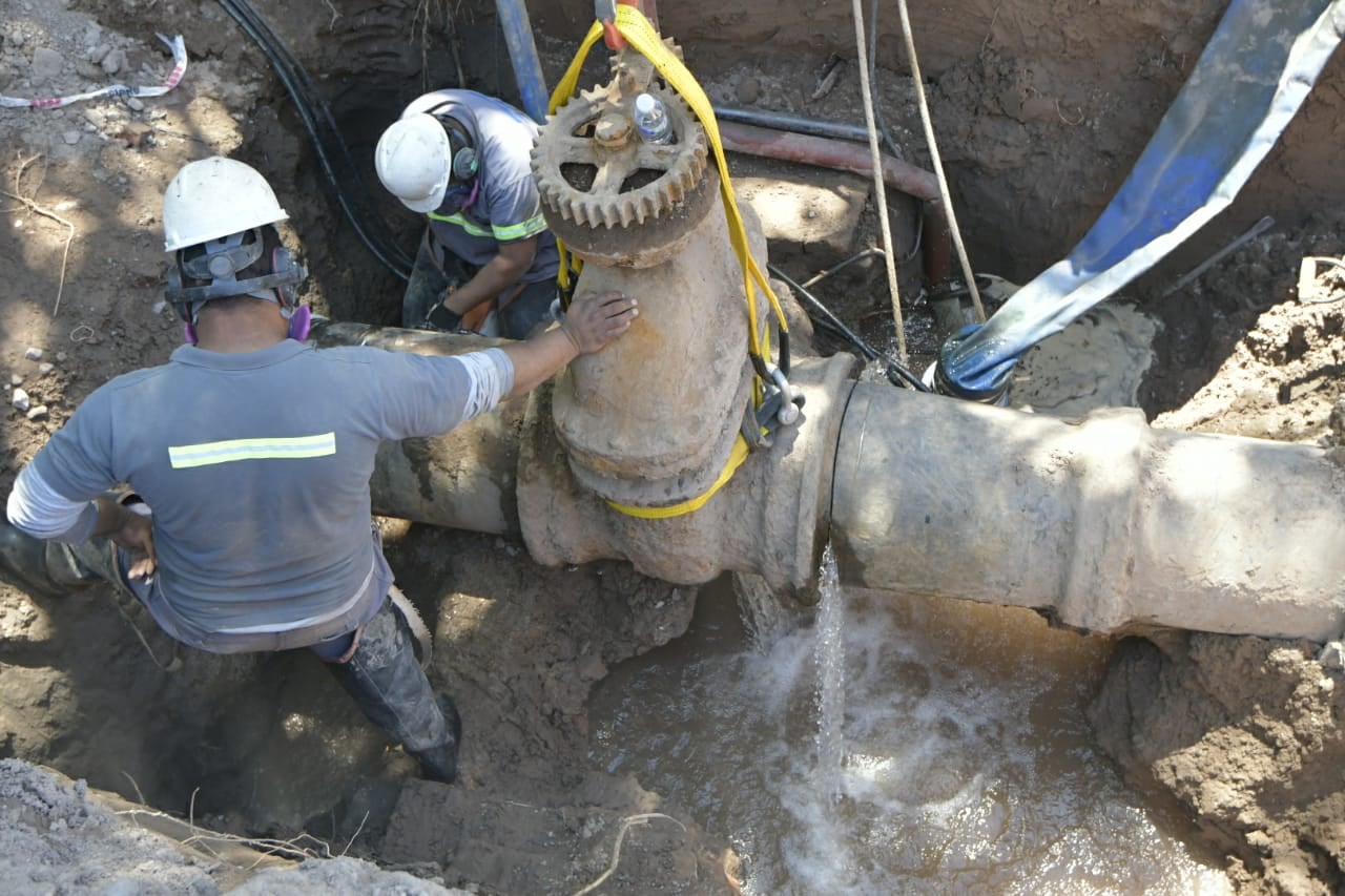 Trabajos de Aguas Mendocinas en el acueducto de Civit y Belgrano - Orlando Pelichotti / Los Andes 