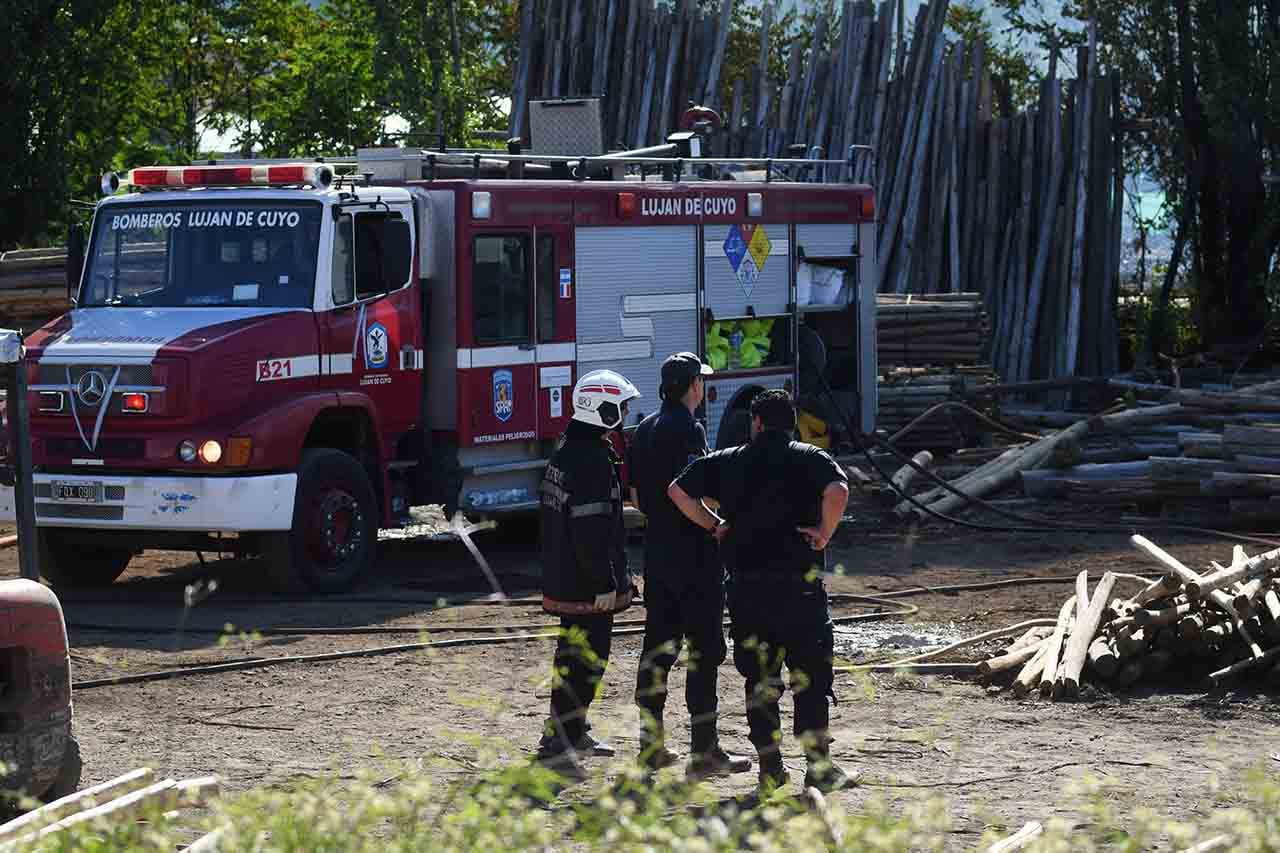 Incendio en una maderera en calle Olavarría y Acceso Sur en el departamento de Lujan de Cuyo

 Foto: José Gutierrez/ Los Andes 