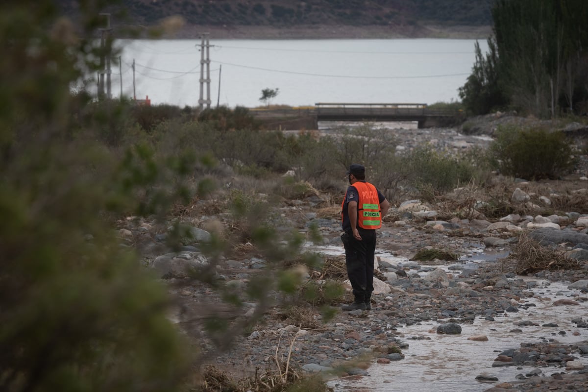 Tragedia en Potrerillos
Tres personas fallecieron y otras dos permanecen internadas en grave estado luego de que una crecida en el Río Blanco (Potrerillos) arrastrara el auto en que viajaban cuando intentaban cruzar un puente en medio de una tormenta. Un grupo de vecinos de la parte alta de Potrerillos salió a cortar la ruta en reclamo de que se construya un puente en altura y se hagan otras obras.

Foto: Ignacio Blanco / Los Andes 