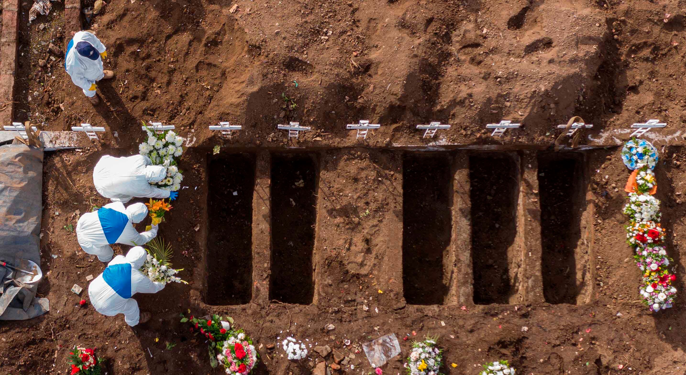 Vista aérea que muestra el entierro de una víctima de COVID-19 en el Cementerio General de Santiago, el 23 de junio de 2020, en medio de la nueva pandemia de coronavirus. Martín Bernetti / AFP