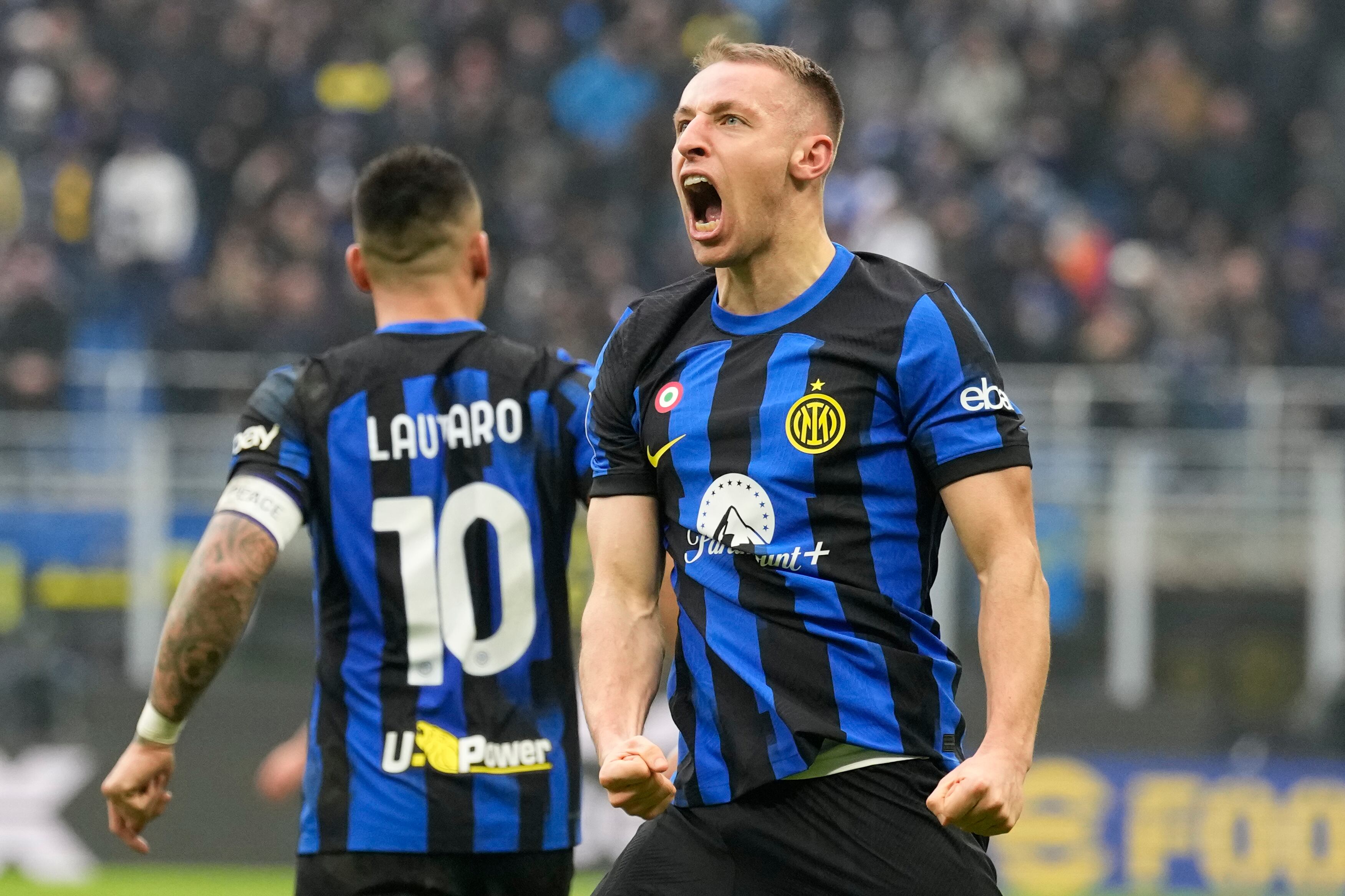 Davide Frattesi del Inter Milan celebra con Lautaro Martínez anotar el gol de la victoria de su equip en el encuentro ante Hellas Verona en la Serie A el sábado 6 de enero del 2024. (AP Foto/Antonio Calanni)