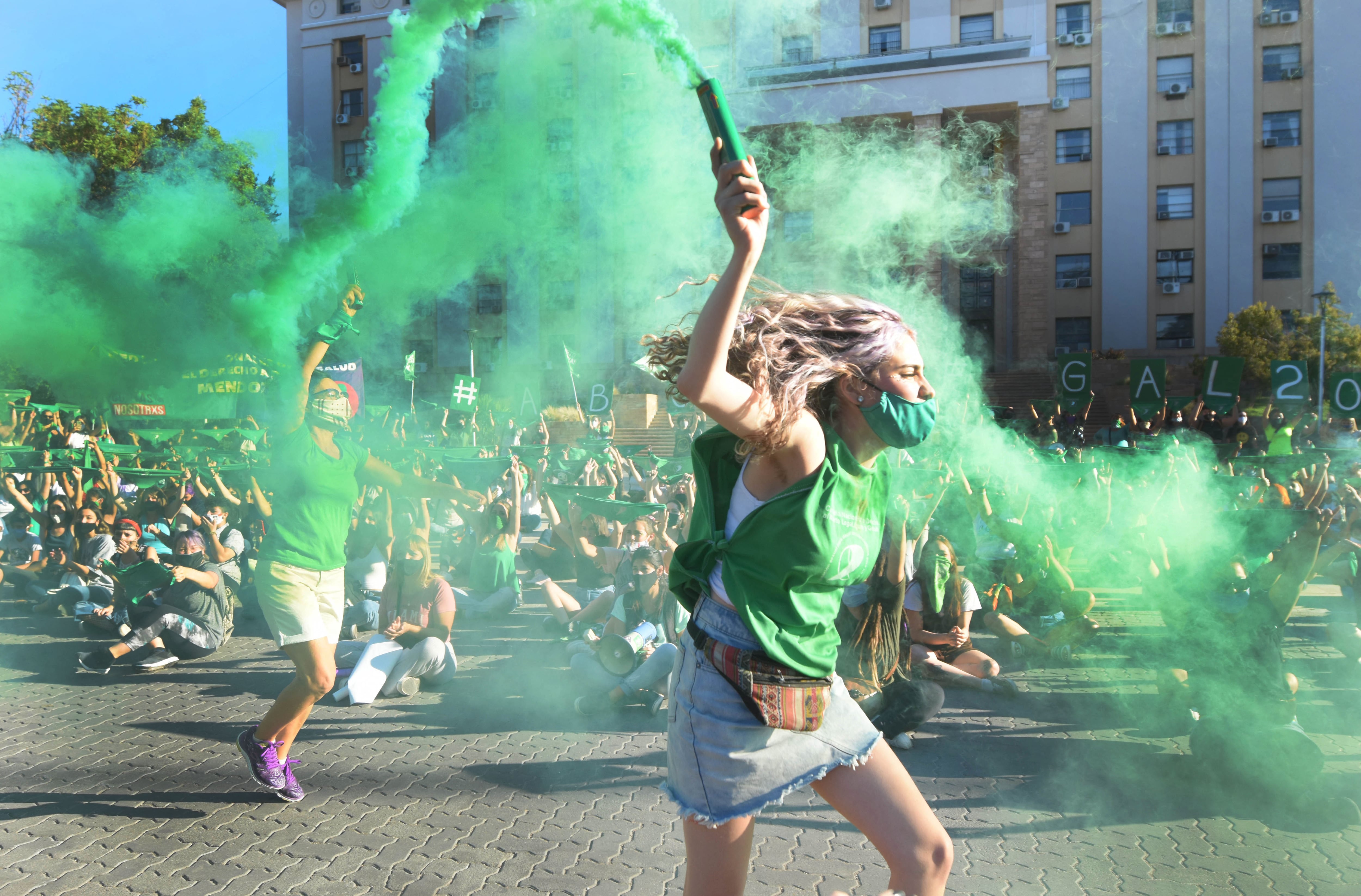 Frente a la casa de gobierno cientos de mujeres se manifestaron en apoyo a la ley de despenalización del aborto.