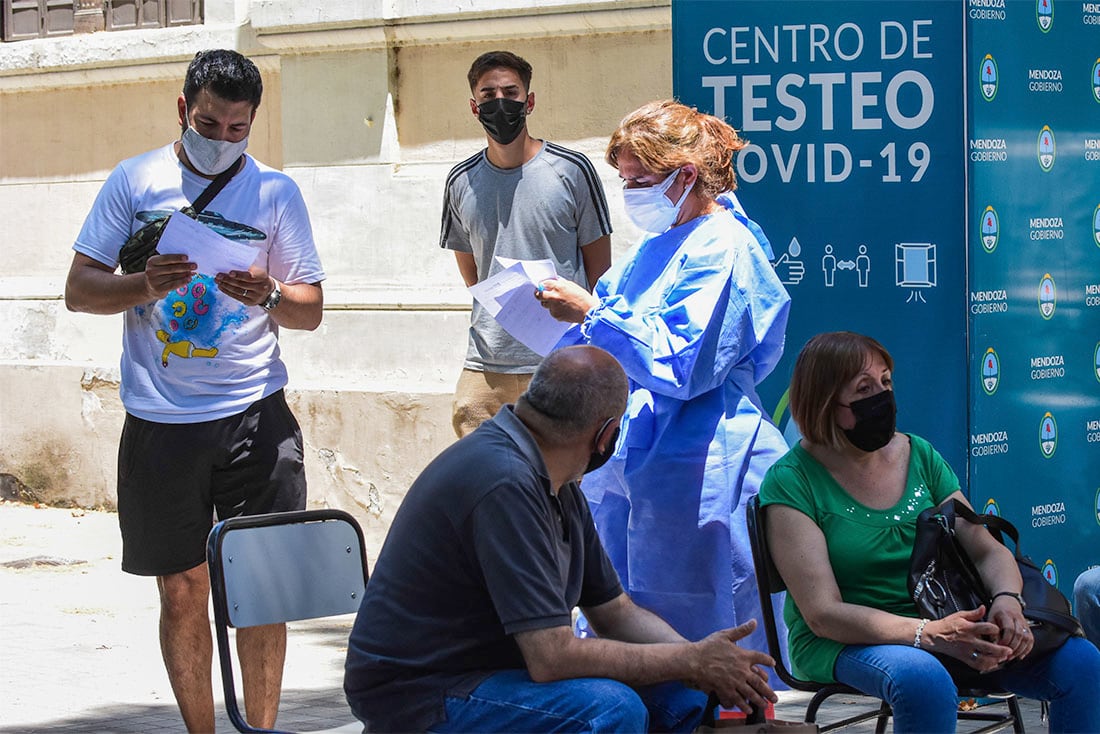 A pesar de la intensa ola de calor hay una larga fila de personas, que rodea la manzana del colegio Agustin Alvarez para realizarse hisopados.  