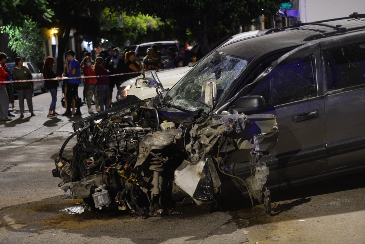 Un joven de 19 años manejaba una camioneta, chocó siete vehículos y mató a un motociclista. Dijo que lo perseguía el diablo. (Gentileza / La Voz) 