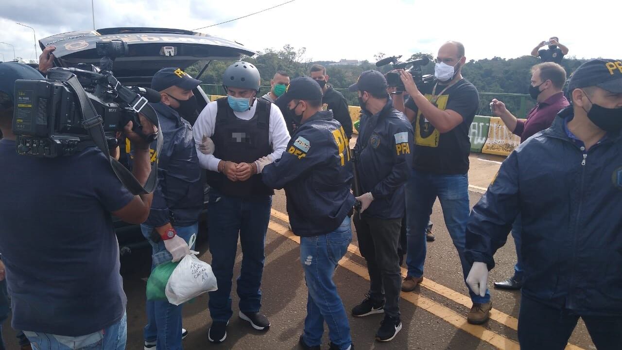 Angel Cabrera, el golfista argentino que pasó cinco meses detenido en Brasil, acusado por violencia de género, al momento se ser extraditado hacia Argentina.